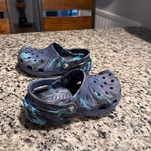 NWT Boys CROCS marble tie-dye blue clog J1 shoe slip-on child size